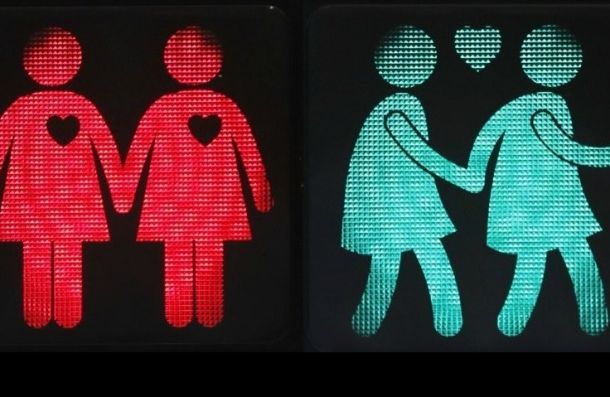 Semaforji v nekaterih avstrijskih mestih so s podobami raznolikih parov spodbujali k strpnosti do vseh oblik ljubezni. 