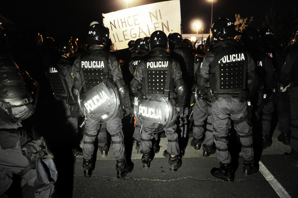Slovenski policisti branijo mejo Rigonce