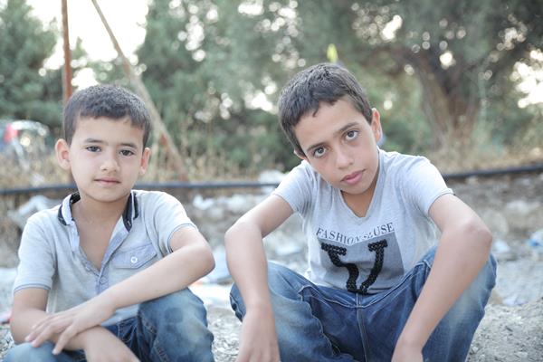 Otroci v begunskih taboriščih radi pozirajo pod fotografskim objektivom