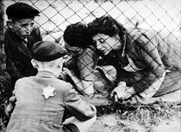 Judovska družina se poslavlja pred deportacijo v koncentracijsko taborišče ... 