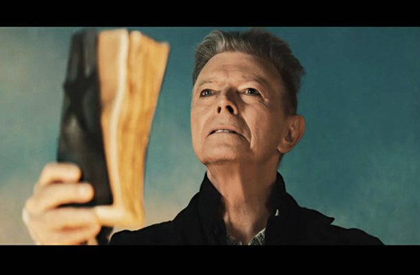 Bowie v videospotu Blackstar.