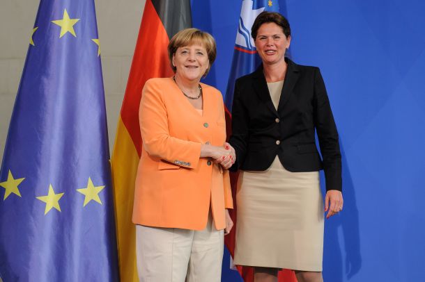 Omenjni magnetogrami pričajo o poteku odločanja vlade o izbiri slovenskih kandidatov za evropskega komisarja, med katerimi je bila tudi predsednica ZaAB Alenka Bratušek. Na fotografiji med obiskom pri nemški kanclerki Angeli Merkel leta 2013. 