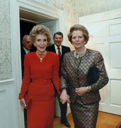 Nancy Reagan (levo) leta 1988 z Margaret Thatcher, zadaj za njima nekdanji predsednik ZDA Ronald Reagan