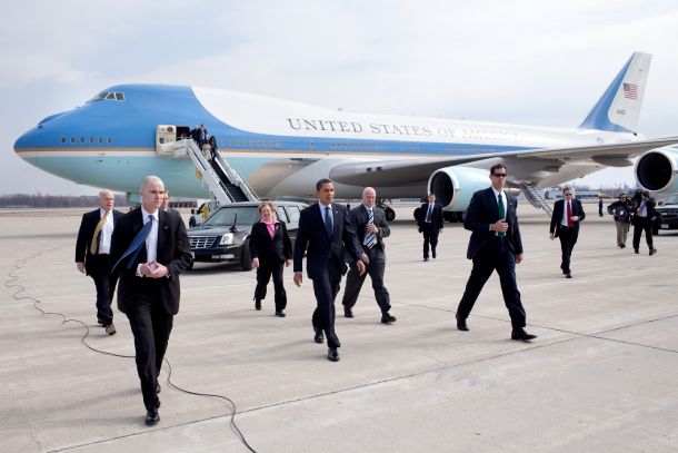 Barack Obama z ameriško delegacijo pred letalom Air Force One
