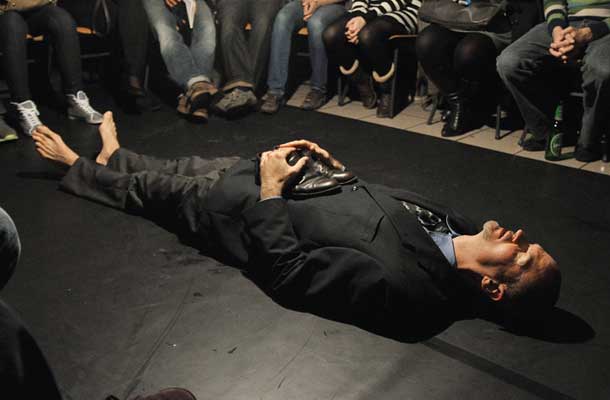 Damir Avdić v svoji gledališki predstavi Most na krvi v produkciji gledališča Glej leta 2010.