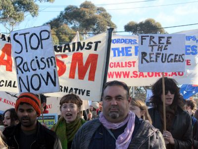 Protirasistični shod v Avstraliji za osvoboditev beguncev.