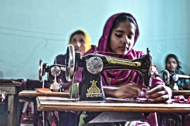Dekleta šivajo obleke v Bangladešu ... 