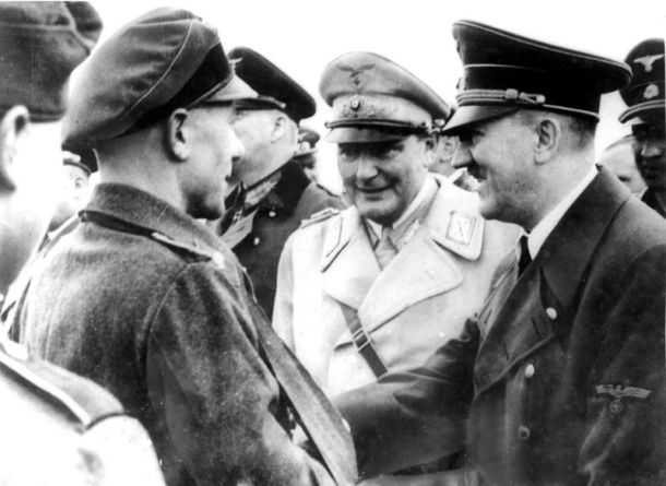 Hitler leta 1945 v Berlinu s Hermannom Göringom