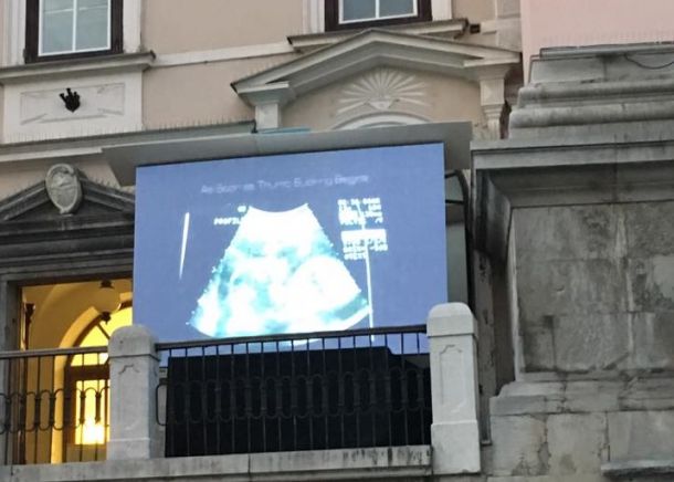 Projekcija filma v središču Ljubljane na Frančiškanski cerkvi, ki stoji na Prešernovem trgu