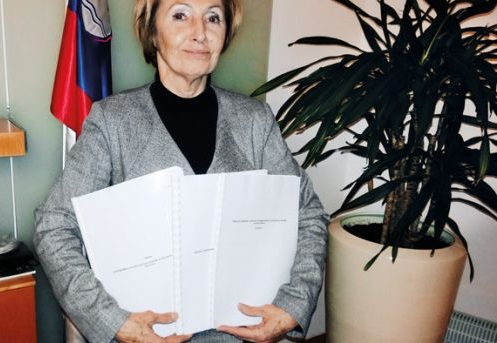 Ministrica Milojka Kolar Celarc s svojimi tremi zakoni 