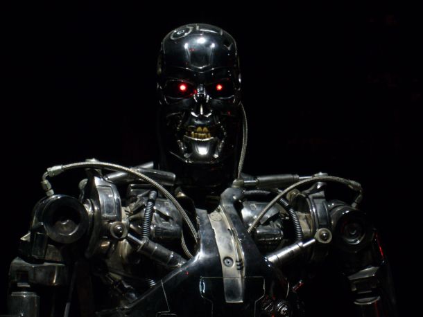 V franšizi Terminator (2001-2004) je superinteligenca Skynet postala zavedna. Sledil je vzpon robotov, ki so nadvladali planet. 