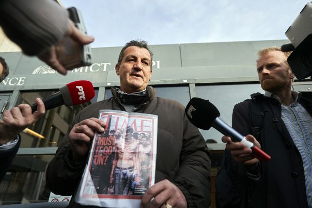Fikret Alić, nekoč okostnjak iz koncentracijskega taborišča na naslovnici revije Time, je danes v Haagu proslavljal obsodbo Ratka Mladića