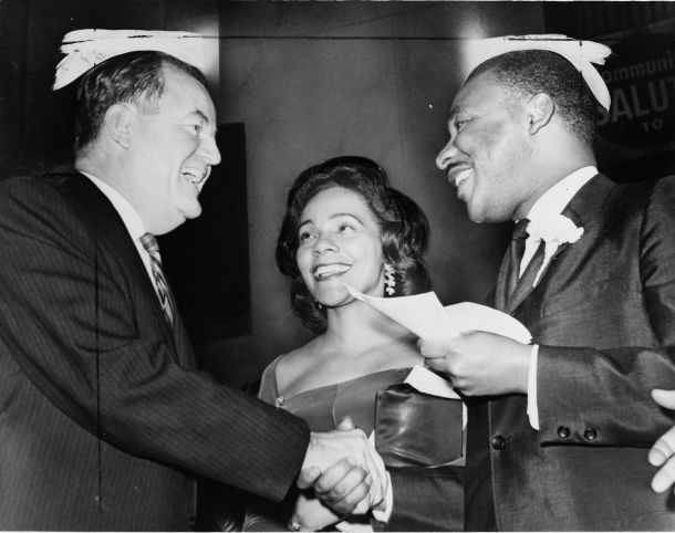 Na desni Martin Luther King mlajši, prejemnik Nobelove nagrade za mir leta 1964. 