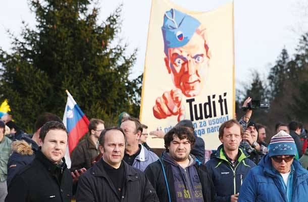 Žan Mahnič pod domobranskim transparentom na ksenofobnem shodu