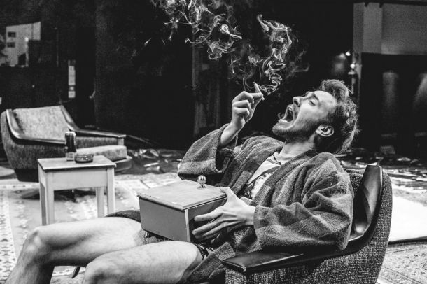 Igralec Miha Rodman med kajenjem na gledališkem odru 