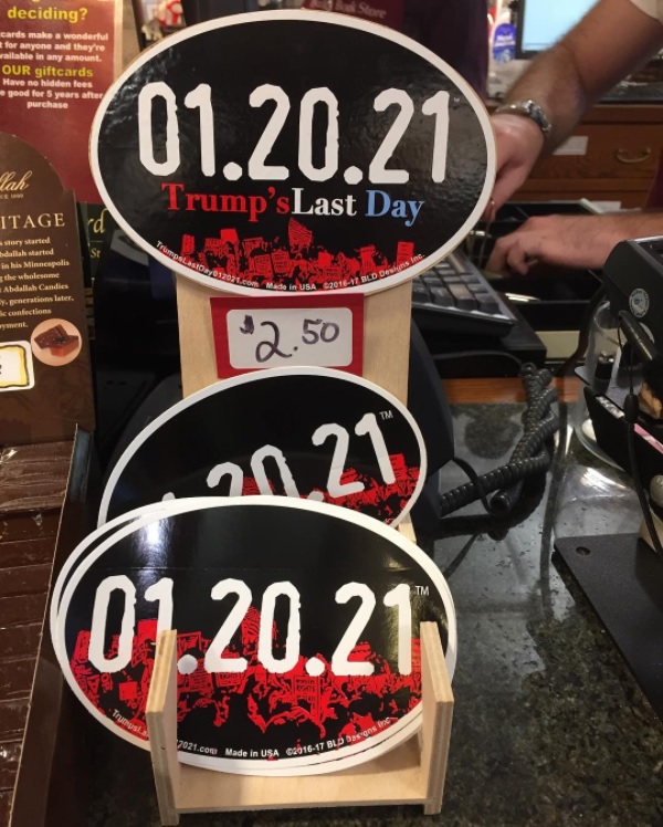 Nalepke Trump's Last Day (Trumpov zadnji dan) v eni od ameriških knjigarn