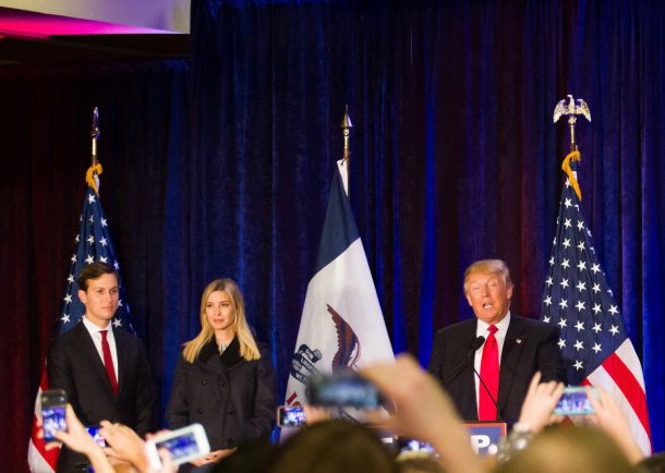 Jared Kushner (levo) z novoizvoljenim ameriškim predsednikom Donaldom Trumpom (desno) 
