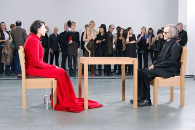 Nastop v Muzeju moderne umetnosti, v New Yorku, kjer je 8 ur na dan nepremično sedela za mizo.