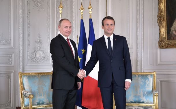 Macron (desno) in Putin