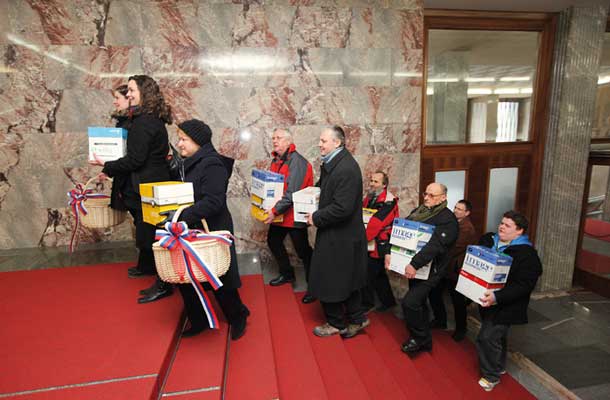 Predstavniki dobro utečenega stroja za zbiranje podpisov in novačenje volivcev, ki jih vodi Aleš Primc (na sredini) 