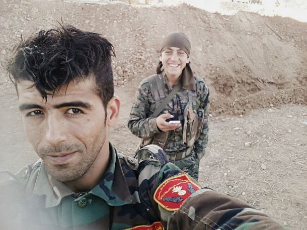 FLICKR: Kurdishstruggle, Pešmerge in YPG v Kobaneju (Peshmerga & YPG in Kobane). Dodano na splet 13. novembra 2014. Creative Commons (CC BY 2.0).