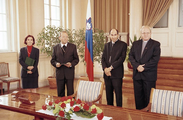 Ob dami: dr. Anton Stres, Janez Janša in dr. Janez Gril ob podpisu sporazuma o duhovni oskrbi v Slovenski vojski