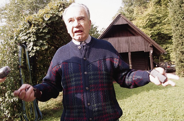 Janko Kušar pred svojo hišico v Notranjih Goricah