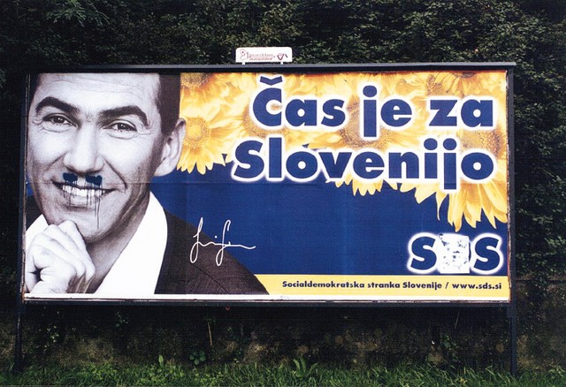 SDS, kreativni direktor Tomaž Pangeršič, agencija Pan: 'Slogana sta dva, akcijski in pozicijski. Slogan 'Prihodnost je SDS' negira dejstvo, da prihodnost ni rožnata. Prihodnost je SDS, izraža jasno politično opcijo volilcev, da se odločijo za stranko, ki verjame v prihodnost. Slogan Čas je za Slovenijo, je pozicijski slogan stranke iz preteklih volitev in ima že svoj komunikacijski kapital.'