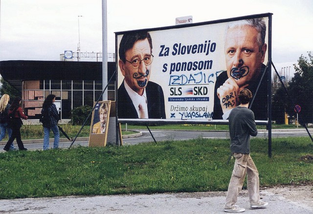 SLS+SLD-Slovenska ljudska stranka, akcijo je pripravil volilni štab in Studio Kobe. 'V SLS+SKD smo ponosni na našo Slovenijo. Mi ne potrebujemo kakšne druge Slovenije. Naš osnovni slogan logično nadgrajuje prejšnje sporočilo Za Slovenijo z ljubeznijo. Slogan izraža že kar arhetipsko navezanost ljudi na svojo deželo. Slovenija je čudovita, kamorkoli se ozremo nas znova in znova navduši. Radi jo imamo, zadovoljni smo z njo, ponosni smo nanjo.'