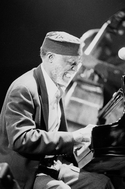 Pianist in skladatelj Ahmad Jamal (za njim basira garač James Cammack) dobro napojen in židane volje med domala dveurnim, rekordno dolgim nastopom v svoji karieri.