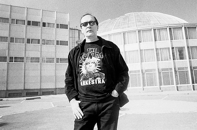 Programski direktor skopskega - in selektor ljubljanskega - Jazz festivala, ponosni Oliver Belopeta pred Univerzalno salo.
