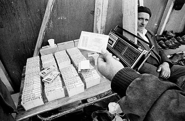 'Tale pa poje žalostinko o albanskem vojaku iz Gostivarja, ki ga je JLA junija 1991 prisilno poslala v Slovenijo!' Kupite, tri izvirne, doma posnete kasete vam dam za dvanajst mark.