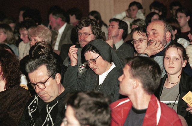 Publika na rock kantati Ogenj v laseh v mariborski župnijski dvorani