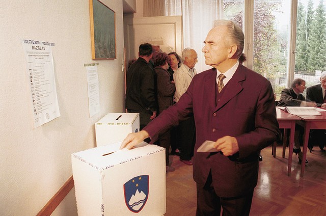 Janko Kušar, predsednik DeSUSa. Največjo nesrečo si je upokojenska stranka privoščila ob obračunavanju stroškov za predvolilno prireditev v Mariboru. Estradnim zvezdnikom, ki so nastopili na strankini prireditvi, so namreč honorar plačali v gotovini, 'na roko'.