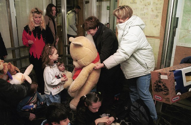 Niso vsi ksenofobi: več kot 4000 igrač za otroke v domu za odstranjevanje tujcev, ki so jih Mirovnemu inštitutu poslali prebivalci iz vse Slovenije