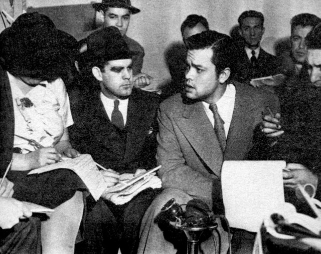 Legenda: Orson Welles na tiskovni konferenci po predvajanju radijske igre Vojna svetov, 1938