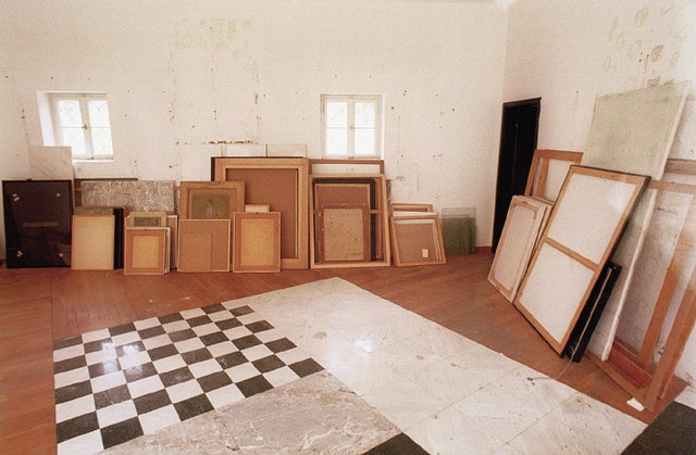 Jože Ciuha je fundaciji doniral 706 svojih del (fotografija je posneta skozi okno galerije)