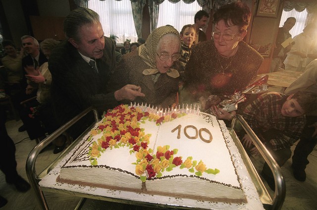 Marija Horvat na praznovanju svojega 100. rojstnega dneva. Pred slovesnostjo je pila močno črno kavo in med sorodniki spregovorila o svojem veku <I>