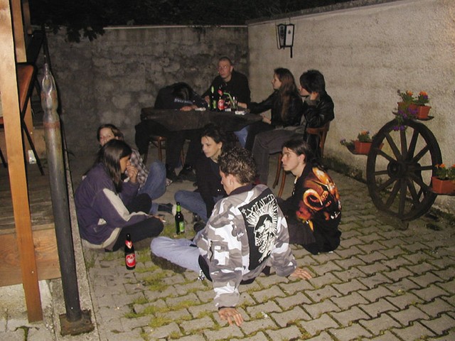 ... popivaj pred njo