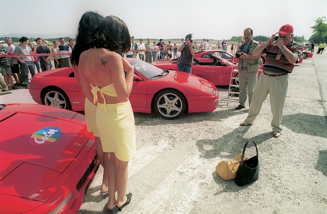 Gospod Kovačič v vlogi umetniškega fotografa. Pozor na havbi direktorjevega Ferrarija je še nalepka Colorja