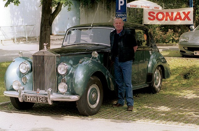 Rolls s šoferjem viličarja