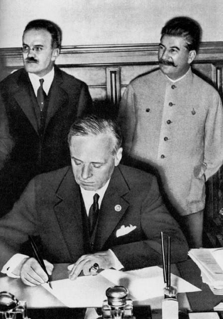 Von Ribbentrop ob podpisu pakta (zadaj Molotov in Stalin)