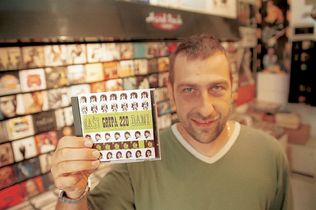 Dušan Kurtevski menja CD Grupe 220 za vinilko
