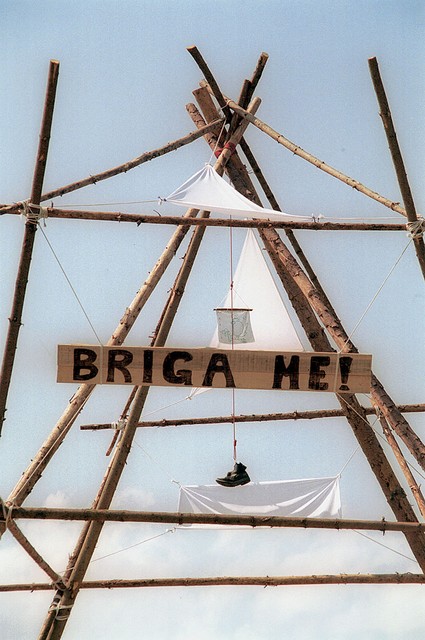 Slogan na vhodu v tabor