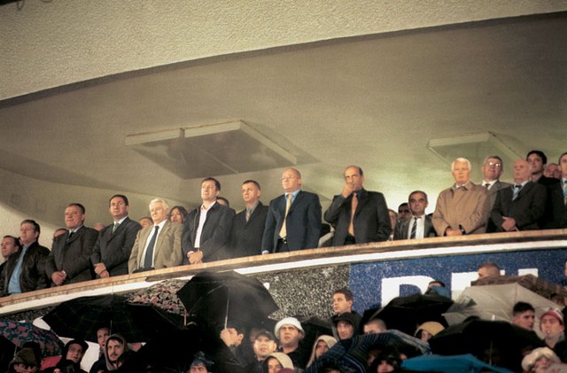 Častna loža na stadionu Partizana (bivši stadion JNA): princ Aleksander Karađorđević (prvi z leve), predsednik zvezne jugoslovanske skupščine Dragoljub Mićunović (četrti z leve), pevka in predsednica nogometnega kluba Obilić Svetlana Ražnatović - Ceca (peta z leve), slovenski veleposlanik v Beogradu Borut Šuklje (osmi z leve) in srbski pravosodni minister Vladan Batić (deveti z leve)
