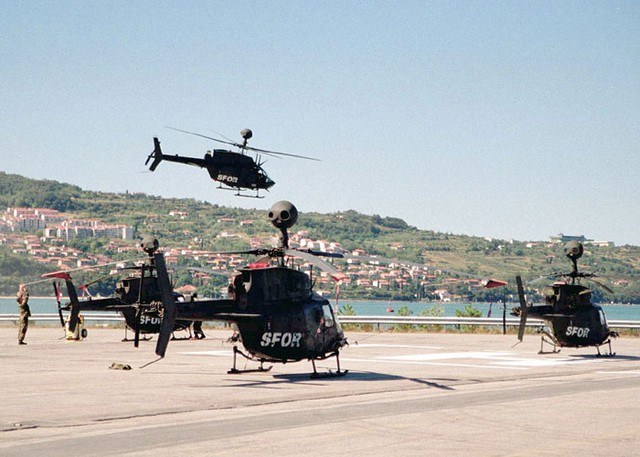Legalno orožje: z ladjo je v Koper prispelo 36 helikopterjev, ki so namenjeni v BIH