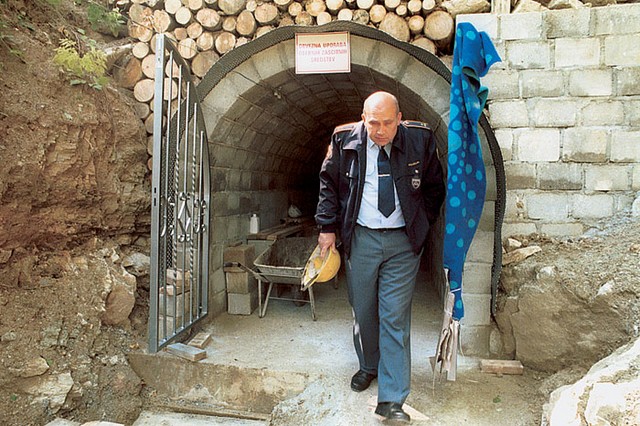 Preurejen vhod v zaklonišče