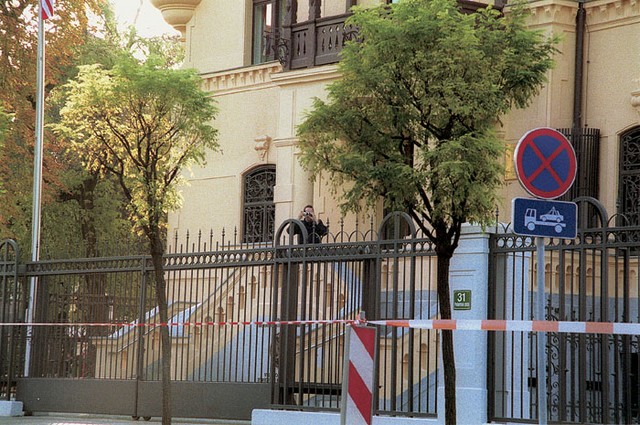 Če fotografiraš ambasado, te slikajo nazaj in pošljejo fotko na FBI