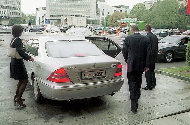 Premierjev sedanji mercedes