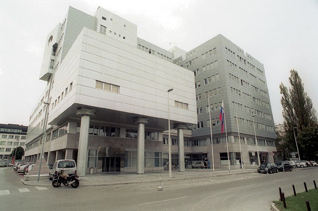 Nakup prostorov na Langusovi ulici 4 in Tržaški cesti 19 a: 2,8 milijarde tolarjev